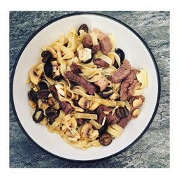 NO SAUCE STEAK TAGLIATELLE WITH MUSHROOMS & BLACK OLIVES