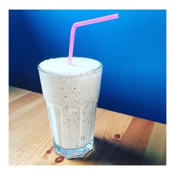 PEANUT BUTTER & BANANA SHAKE