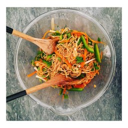 COLD PEANUT SRIRACHA NOODLES