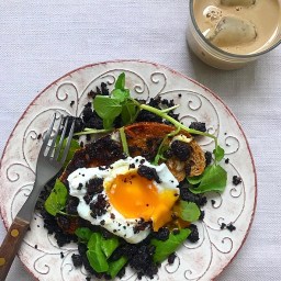 POACHED EGGS & BLACK PUDDING CRUMBLE