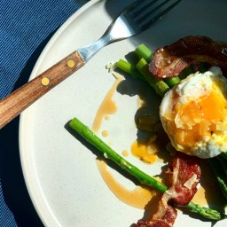 ASPARAGUS, POACHED EGG & GARLIC BACON