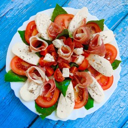 CAPRESE SALAD WITH PROSCIUTTO
