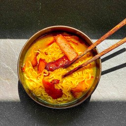 INSTANT NOODLE SOUP WITH HONEY BACON